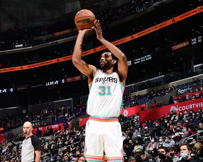 媒体人:青岛签下前NBA球员凯塔-贝茨-迪奥普 后者曾效力马刺等队